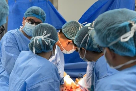 Ê-kíp bác sĩ tiến hành phẫu thuật ghép gan cho người bệnh. (Ảnh: BVCC)