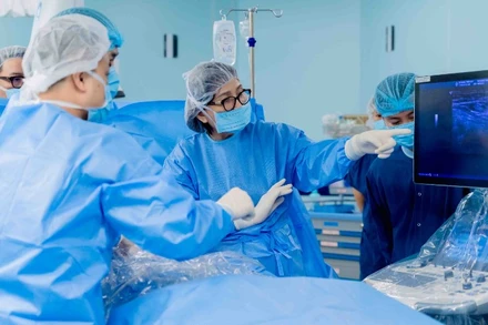 Bác sĩ can thiệp bào thai cho sản phụ.