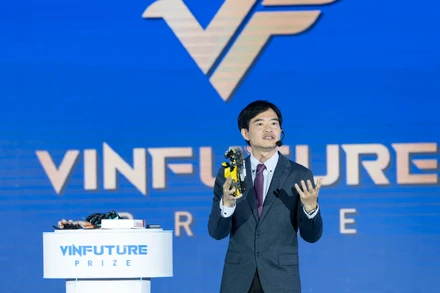 Giáo sư Raymond Kai-yu Tong giới thiệu sản phẩm “Bàn tay Hy vọng” (Hand of Hope).