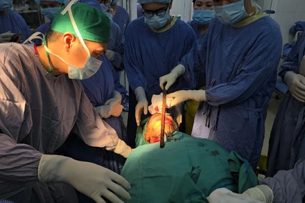 Bệnh nhân được phẫu thuật cấp cứu khẩn cấp.