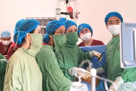 Ê-kíp Tiến sĩ, bác sĩ Phan Thị Huyền Thương và Tiến sĩ, bác sĩ Đỗ Tuấn Đạt thực hiện can thiệp bào thai cho sản phụ.