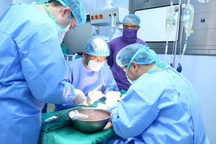 Các kíp phẫu thuật phối hợp nhịp nhàng, khẩn trương, chính xác tuyệt đối. Gan, tim, thận, giác mạc… lần lượt được lấy và bảo quản an toàn theo quy trình nghiêm ngặt.