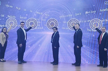 Các đại biểu ấn nút khởi động "Chương trình truyền thông, giáo dục sức khỏe về phòng bệnh bằng vaccine, sinh phẩm giai đoạn 2025-2027".