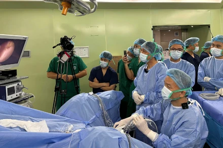 Dưới sự chỉ đạo của Tiến sĩ, bác sĩ Nguyễn Minh Tuấn - Trưởng khoa Phẫu thuật Tiết niệu, Bệnh viện Bạch Mai đã triển khai thành công 2 ca mổ thị phạm sử dụng liệu pháp nhiệt hơi nước (Rezūm).