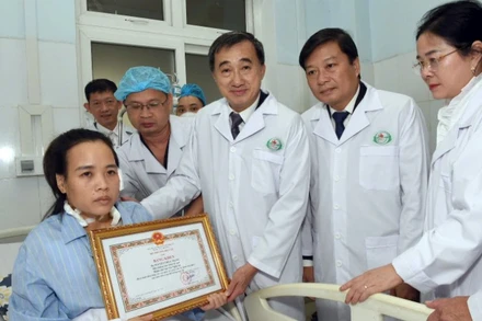 Giáo sư, Tiến sĩ Trần Văn Thuấn, Thứ trưởng Y tế tặng bằng khen cho điều dưỡng tại Bệnh viện Sản Nhi Nghệ An bị bạo hành nghiêm trọng.