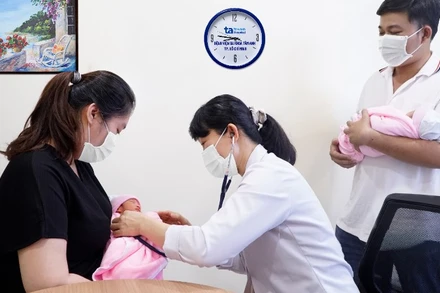 Những em nhỏ đầu tiên được tiêm kháng thể đơn dòng Nirsevimab của Sanofi.