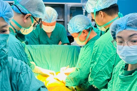 Ê-kíp bác sĩ tiến hành ghép phổi cho người bệnh. 