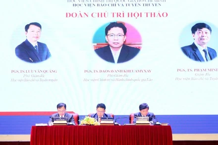 Đoàn chủ trì hội thảo. 