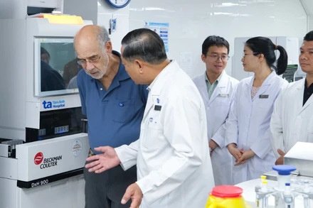 Giáo sư Harry B. Greenberg, “cha đẻ” của vaccine Rota thế hệ đầu tiên, Cố vấn Viện Nghiên cứu Vi sinh và Chống dịch Stanford (áo xanh) trực tiếp thăm và làm việc tại Trung tâm Xét nghiệm đạt chuẩn ISO 15189:2012 tại Tâm Anh Thành phố Hồ Chí Minh từ tháng 12/2023. (Ảnh: BVCC)