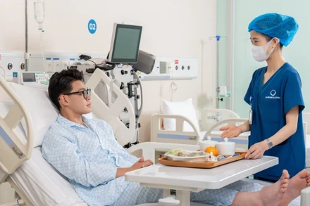 Điều dưỡng Bệnh viện Đại học Phenikaa chăm sóc người bệnh.