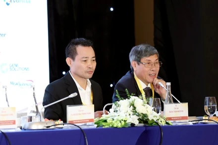 Tiến sĩ, bác sĩ chuyên khoa II Mai Trọng Hưng, Giám đốc Bệnh viện Phụ sản Hà Nội (trái) chủ tọa phiên khoa học.