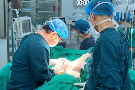 Loại bỏ khối u xơ khổng lồ cho bệnh nhân.