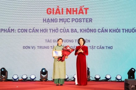 Phó Giáo sư, Tiến sĩ Nguyễn Thị Liên Hương, Thứ trưởng Y tế trao giải Nhất cho tác giả. 