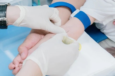 Nếu cha mẹ thấy trẻ sốt cao không hạ, khó thở, khò khè tăng, nôn nhiều, bỏ ăn hoặc mệt lả thì đưa trẻ đến cơ sở y tế gần nhất để được chẩn đoán và điều trị kịp thời, tránh biến chứng nặng.