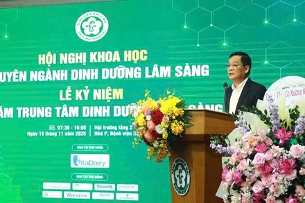 Tiến sĩ, bác sĩ Vương Ánh Dương, Phó Cục Trưởng Cục Quản lý Khám, chữa bệnh, Bộ Y tế phát biểu tại hội nghị.