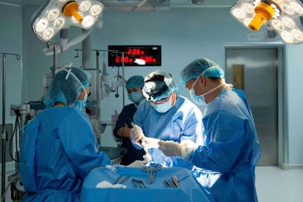 Các bác sĩ can thiệp kịp thời cho sản phụ. 