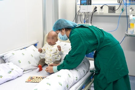 Bệnh nhi được chăm sóc và theo dõi sát sao trong quá trình hậu ghép.