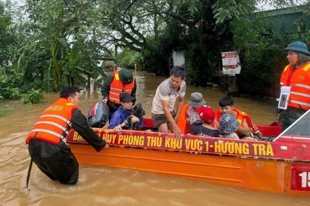 Người dân Huế được kêu gọi tuân thủ nghiêm mệnh lệnh sơ tán, không chủ quan, chủ động các biện pháp ứng phó nhằm bảo vệ an toàn tính mạng và tài sản. (Ảnh: BÁO NHÂN DÂN)
