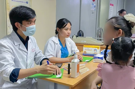 Khám sàng lọc cho bệnh nhi.