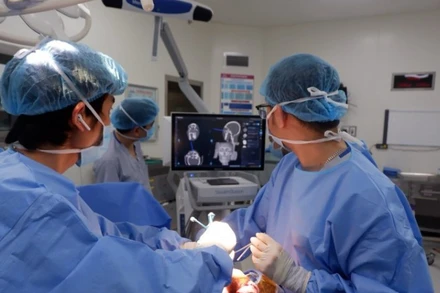 Các bác sĩ tiến hành phẫu thuật cho người bệnh.