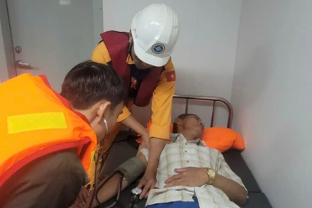 Kịp thời tiếp cận bệnh nhân đưa về bờ.