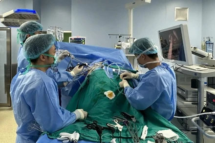 Các bác sĩ tiến hành phẫu thuật thành công khối phình khổng lồ động mạch thận có áp dụng ghép thận tự thân.