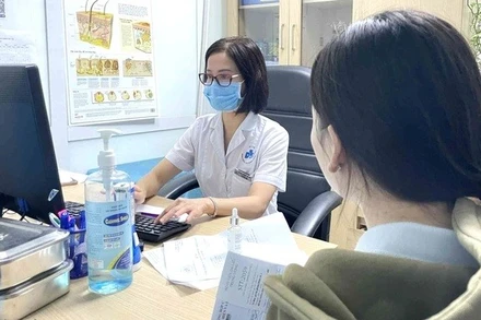 Bác sĩ khám, tư vấn cho bệnh nhân da liễu. (Ảnh: D.H)