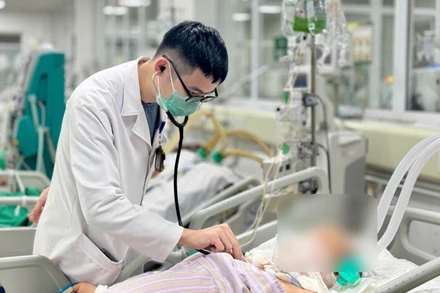 Bác sĩ thăm khám cho người bệnh.