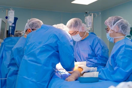 Các bác sĩ phẫu thuật cho người bệnh. 