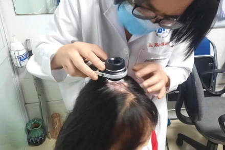 Bác sĩ thăm khám cho người bệnh. 