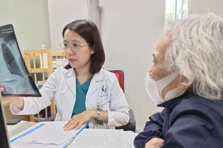 Phó Giáo sư, Tiến sĩ Nguyễn Ngọc Tâm khám cho người bệnh. (Ảnh: D.L)