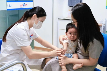 Tiêm phòng cúm cho trẻ.