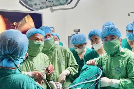 Các bác sĩ tiến hành kỹ thuật phẫu thuật nội soi. 