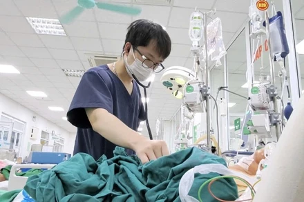 Bệnh nhân nằm điều trị tại Bệnh viện Bệnh Nhiệt đới Trung ương. 