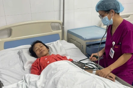 Bác sĩ thăm, khám cho nữ bệnh nhân.