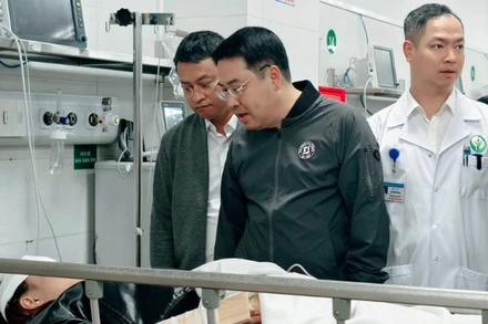 Chủ tịch UBND tỉnh Lào Cai Nguyễn Tuấn Anh kịp thời tới thăm hỏi, động viên các nạn nhân trong vụ lật xe Lào Cai đang được cấp cứu tại Bệnh viện Hữu nghị Việt Đức.