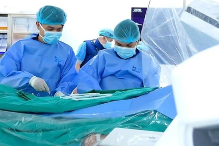 Ê-kíp thực hiện đặt stent động mạch vành phải dưới hướng dẫn của siêu âm trong lòng mạch (IVUS).