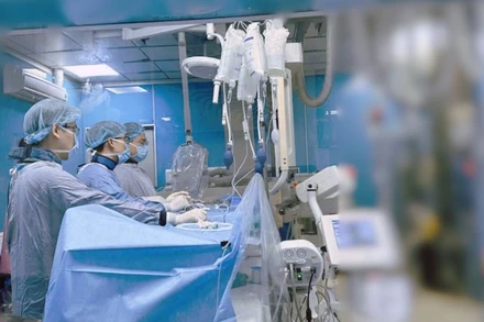 Các bác sĩ Khoa Chẩn đoán hình ảnh – Bệnh viện Hữu nghị Việt Đức đang tiến hành lấy huyết khối tĩnh mạch não cho bệnh nhân T.