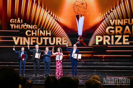 Chủ tịch Quốc hội Trần Thanh Mẫn trao Giải thưởng Chính VinFuture. (Ảnh: THÀNH ĐẠT)