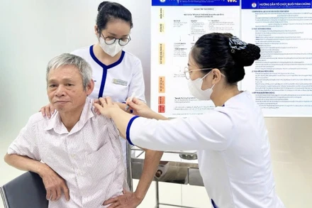 Ông Phạm Văn Tiêu, bị thương ở tay được tiêm vaccine và huyết thanh kháng uốn ván miễn phí tại VNVC Yên Bái sáng 3/10.
