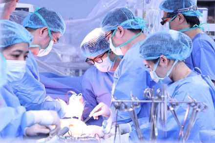 Các bác sĩ tiến hành lấy tạng hiến.