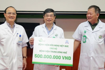 Bệnh viện Hữu nghị Việt Đức tổ chức lễ phát động quyên góp ủng hộ đồng bào và đồng nghiệp tại miền trung chịu thiệt hại nặng nề sau đợt mưa lũ lịch sử.