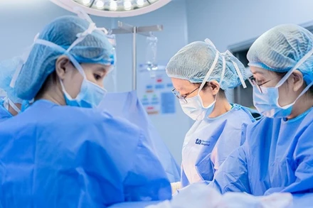 Ê-kíp tiến hành phẫu thuật lấy thai cho sản phụ. 