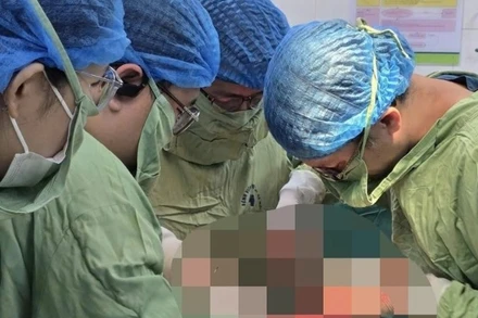 Các bác sĩ cấp cứu cho sản phụ. 