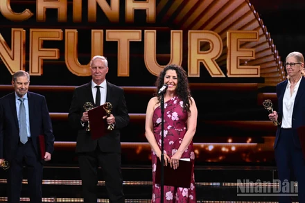 Giải thưởng Chính VinFuture 2025 đã được trao cho Tiến sĩ Douglas R Lowy, Tiến sĩ John T Schiller, Tiến sĩ Aimée R Kreimer và Giáo sư Maura Gillison – Vì những khám phá và phát triển vaccine HPV nhằm phòng ngừa các khối u do virus papilloma ở người gây ra. (Ảnh: THÀNH ĐẠT)