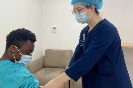 Người đàn ông mắc sốt rét sau khi trở về từ Nigieria.