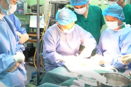 Các bác sĩ tiến hành ca ghép gan cho bệnh nhi. 