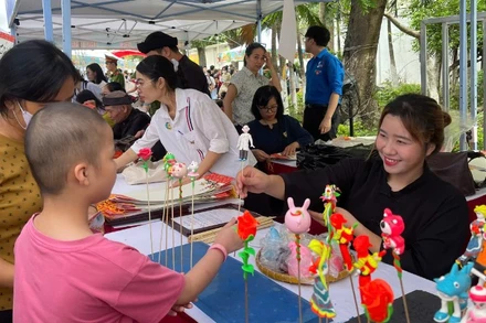 Lại Khánh H. (Ninh Bình) nhận tò he hình bác sĩ. 