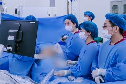 Tiến sĩ, bác sĩ Nguyễn Thị Sim, Giám đốc Trung tâm Y học Bào Thai PhenikaaMec thực hiện can thiệp cho bào thai. 