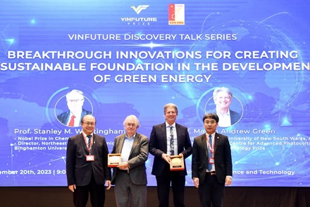 Phó Giáo sư, Tiến sĩ Huỳnh Đăng Chính (ngoài cùng bên phải) tặng quà lưu niệm cho Giáo sư Stanley M. Whittingham và Giáo sư Martin Andrew Green trong sự kiện giao lưu tại Đại học Bách khoa cuối năm 2023. (Ảnh: VFP)